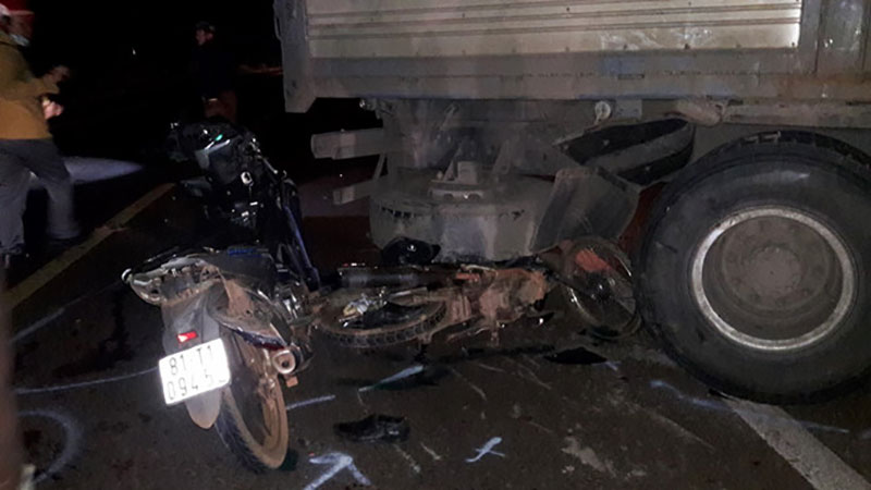 2 xe máy tông liên tiếp vào đuôi ôtô, một người chết