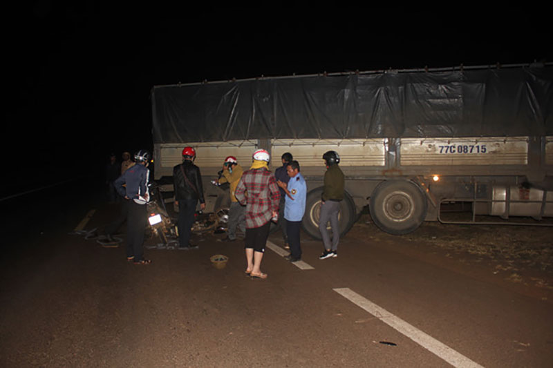 2 xe máy tông liên tiếp vào đuôi ôtô, một người chết