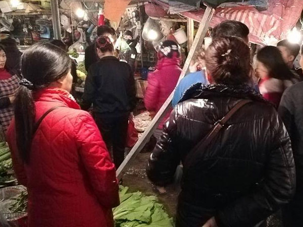 Thanh sắt dài gần 2m lao từ trên trời xuống, hàng chục người khiếp vía