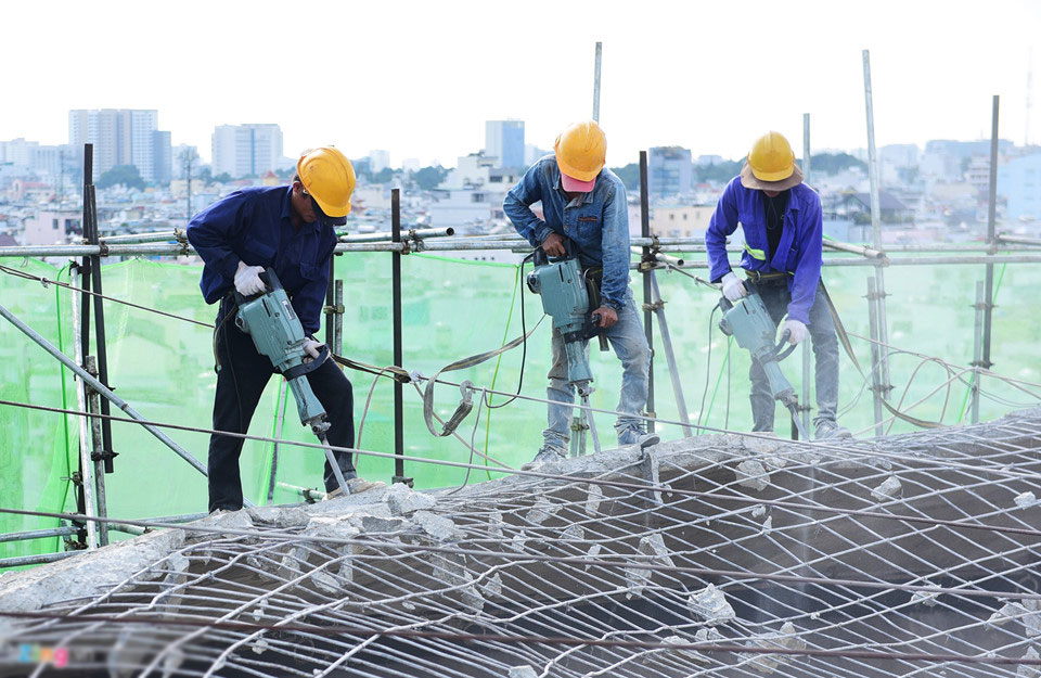 Bên trong thủy đài khổng lồ đang tháo dỡ ở Sài Gòn