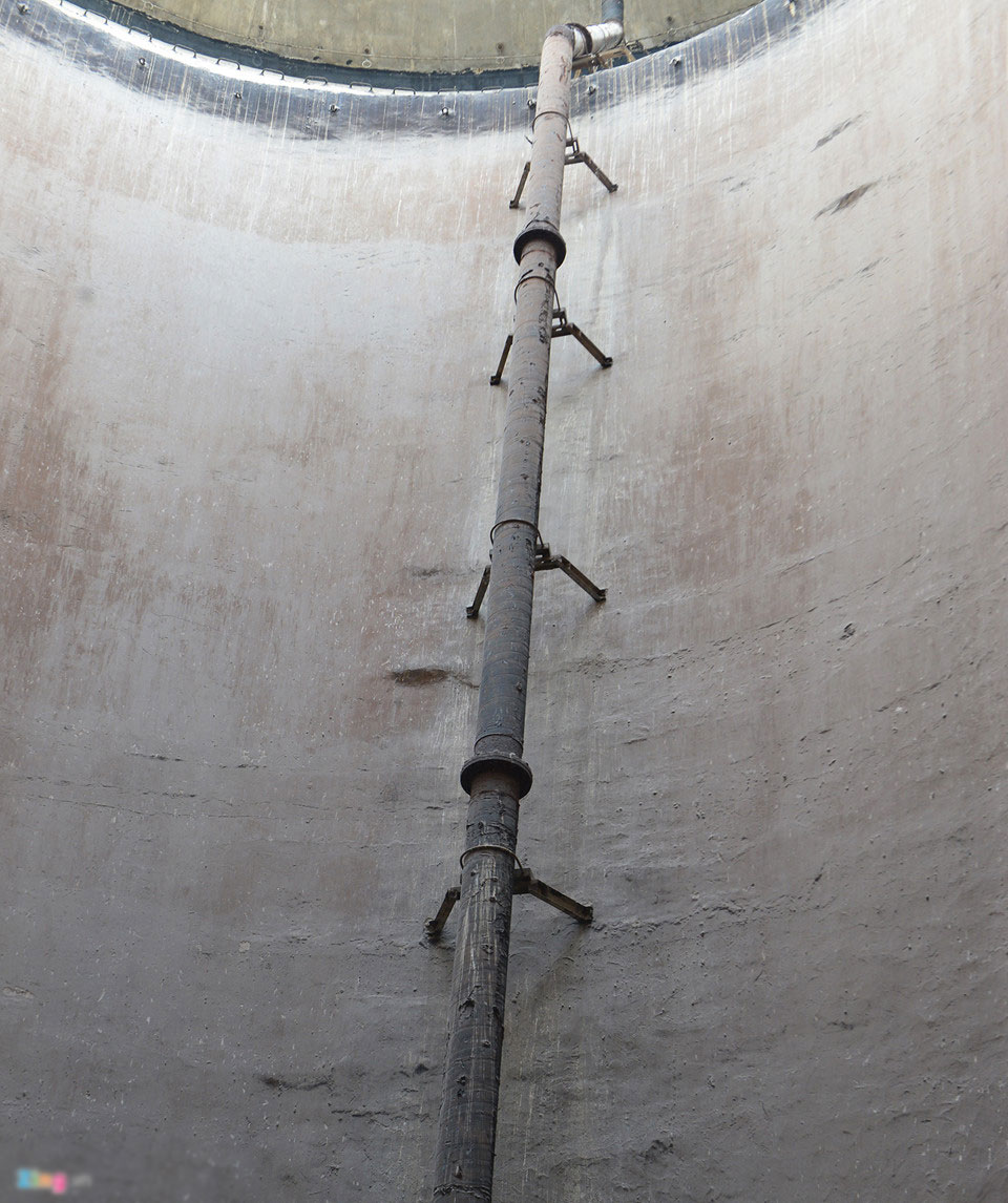 Bên trong thủy đài khổng lồ đang tháo dỡ ở Sài Gòn