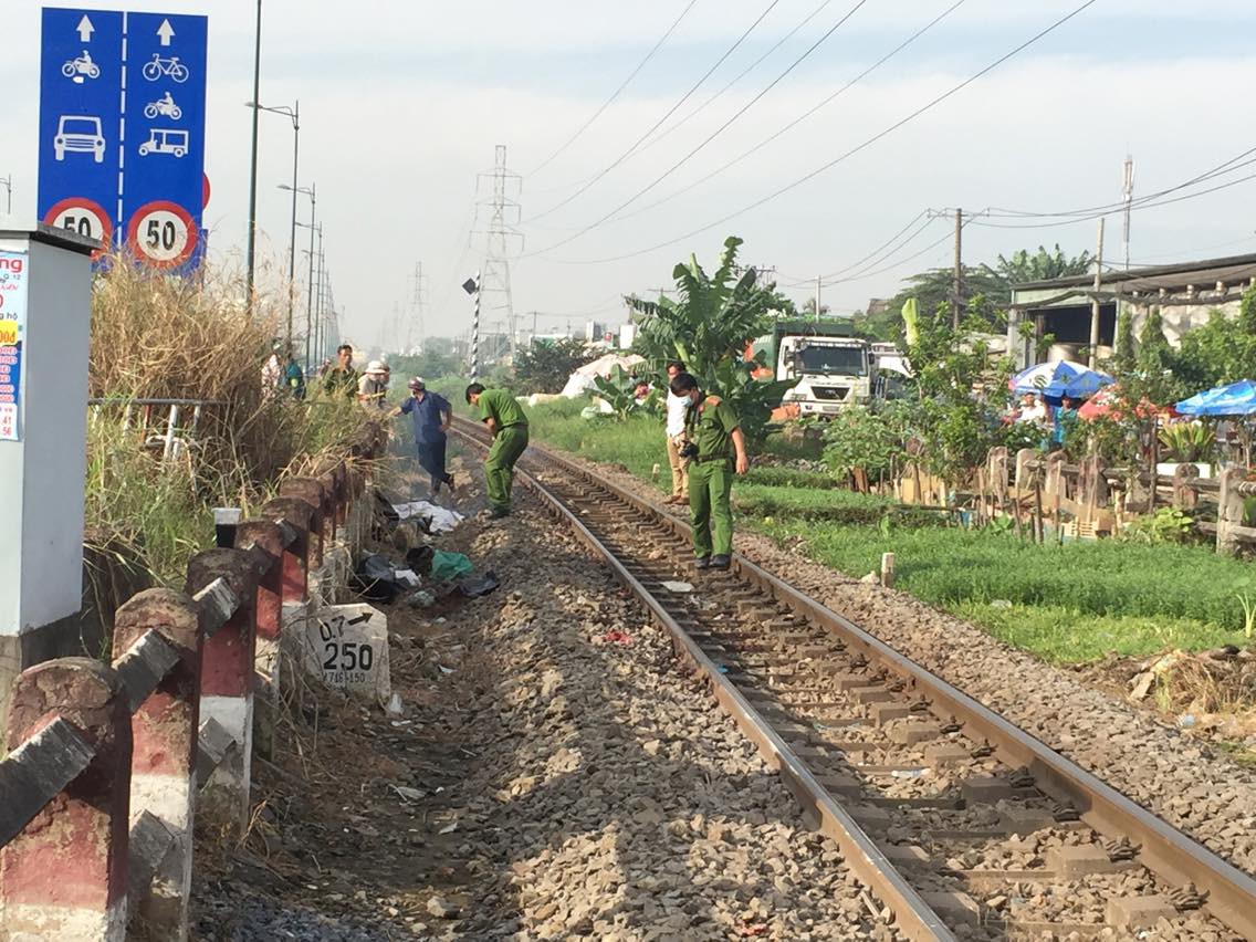 TP.HCM: Bỏ lại xe máy, người phụ nữ leo qua rào chắn lao đầu vào xe lửa tử vong