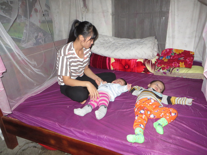 Hai đứa con thơ đều mắc bệnh teo não từ 6 tháng tuổi, đôi vợ chồng nghèo đau đớn nhìn con héo úa từng ngày