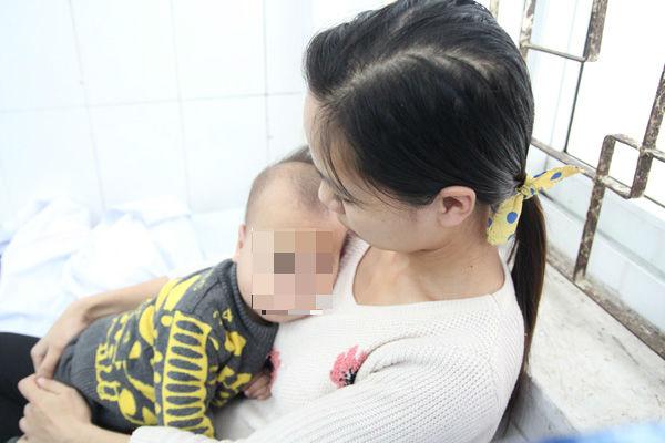 Bé 14 tháng bị méo miệng do lạnh, mẹ chữa mẹo khiến con lãnh hậu quả nặng nề