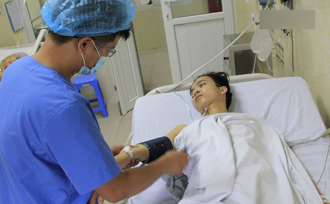 Sau trận sốt, cậu sinh viên liệt nửa người do nhiễm vi khuẩn kháng nhiều loại kháng sinh