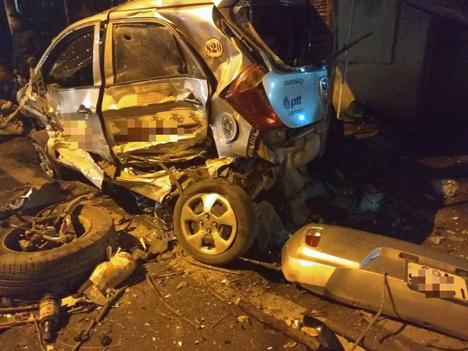 Hà Nội: Xe bán tải mất lái đâm dẹp lép taxi đang đỗ bên đường