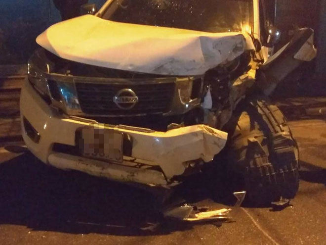 Hà Nội: Xe bán tải mất lái đâm dẹp lép taxi đang đỗ bên đường