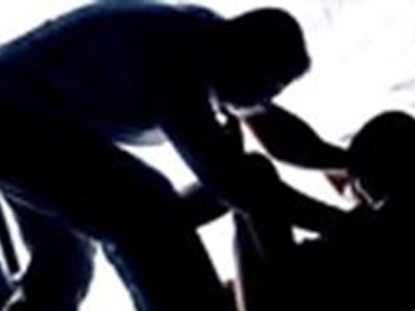 Người đàn bà vật lộn chống cự yêu râu xanh khi chồng say rượu