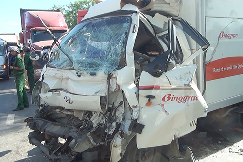 6 ôtô tông liên hoàn tại cửa ngõ Sài Gòn, hai người bị thương