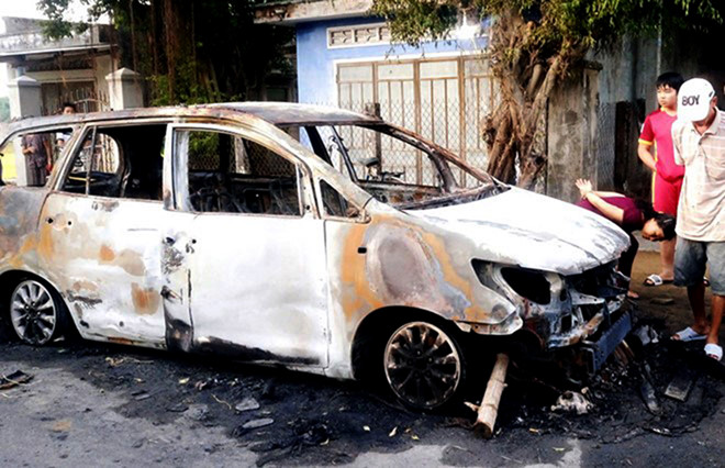 Hai nghi can trong vụ hỗn chiến, đốt ôtô ở Bình Định ra đầu thú