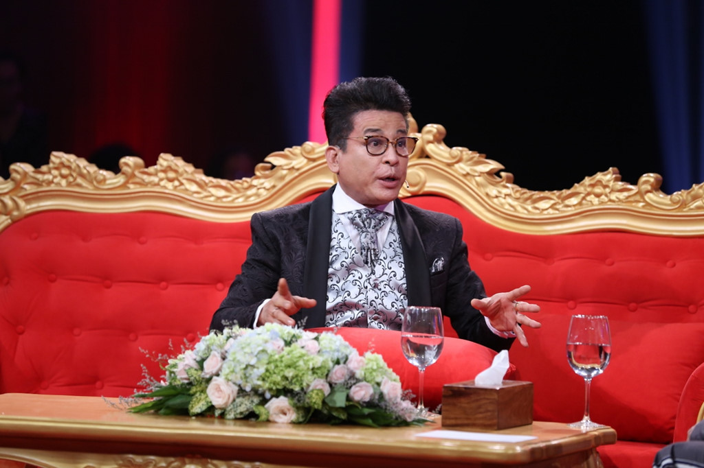 MC Thanh Bạch kể cầm kéo tự đâm vào tim khi rơi vào bế tắc