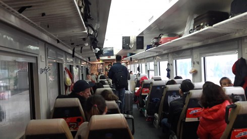 Đội mưa rét, người đổ ra bến xe, ga tàu về nghỉ Tết Dương lịch ​