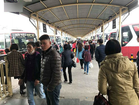 Đội mưa rét, người đổ ra bến xe, ga tàu về nghỉ Tết Dương lịch ​