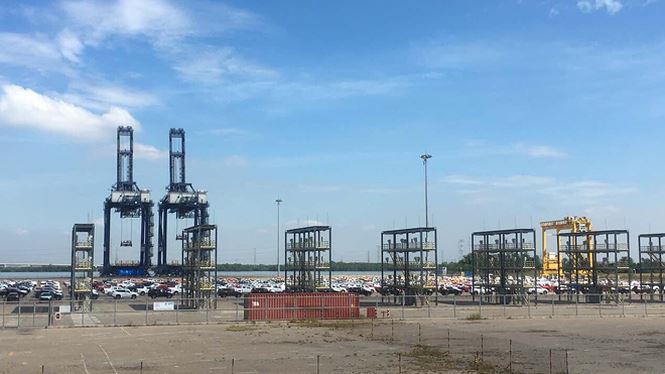 Bạt ngàn ô tô xếp hàng chờ thông quan trước Tết