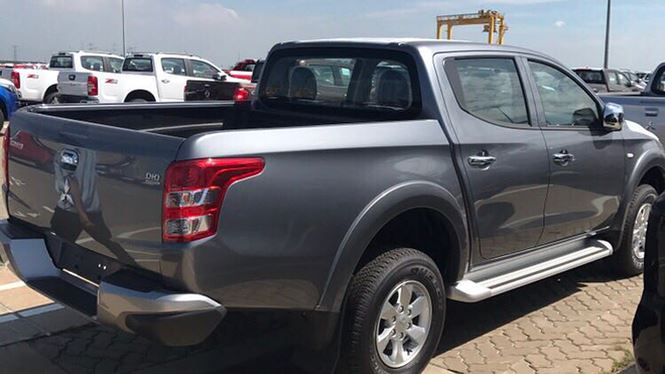 Bạt ngàn ô tô xếp hàng chờ thông quan trước Tết