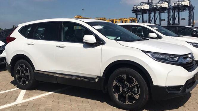 Bạt ngàn ô tô xếp hàng chờ thông quan trước Tết