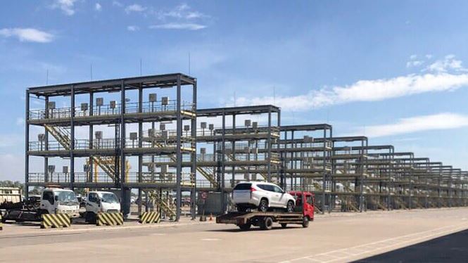 Bạt ngàn ô tô xếp hàng chờ thông quan trước Tết