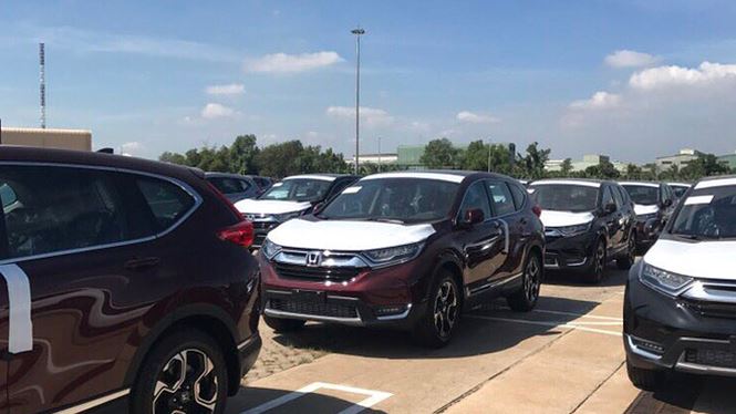 Bạt ngàn ô tô xếp hàng chờ thông quan trước Tết