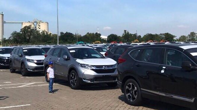 Bạt ngàn ô tô xếp hàng chờ thông quan trước Tết Bạt ngàn ô tô xếp hàng chờ thông quan trước Tết