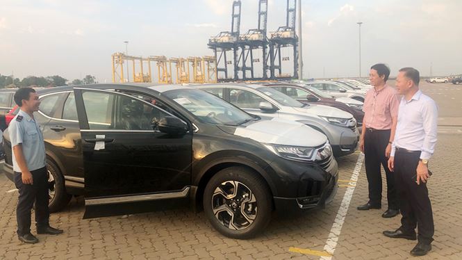 Bạt ngàn ô tô xếp hàng chờ thông quan trước Tết