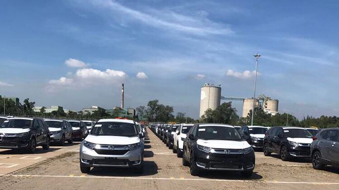 Bạt ngàn ô tô xếp hàng chờ thông quan trước Tết