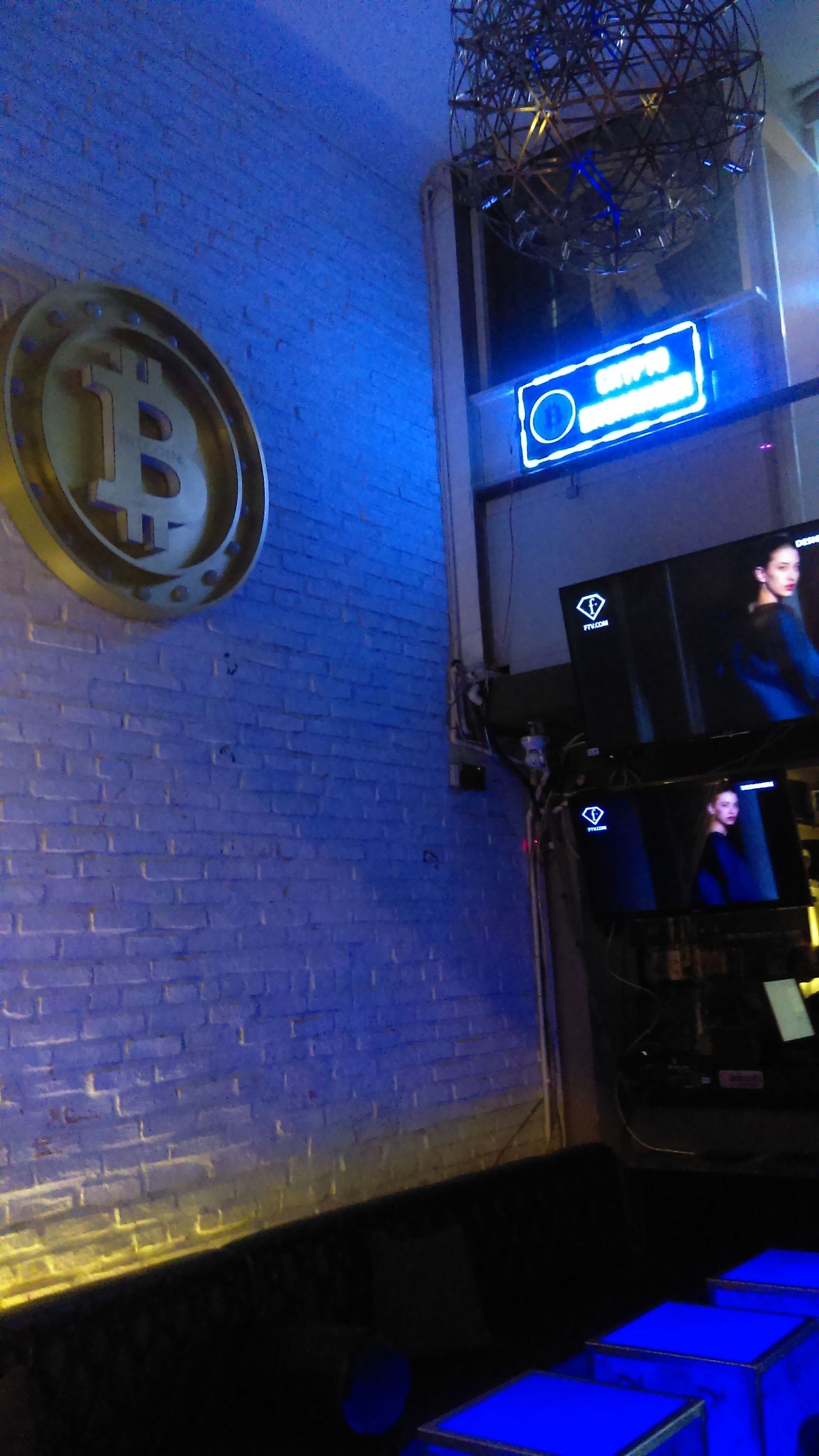 Bất chấp lệnh cấm, tiền ảo vẫn ngang nhiên giao dịch