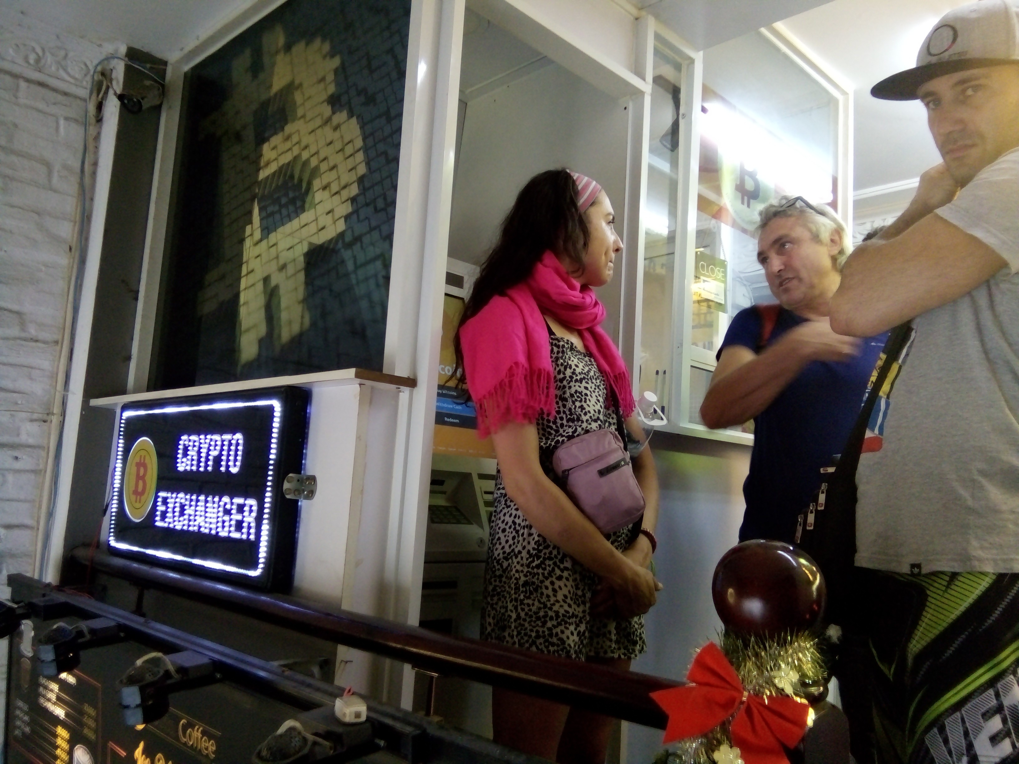 Bất chấp lệnh cấm, tiền ảo vẫn ngang nhiên giao dịch