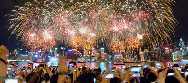 Hong Kong sáng bừng trong màn pháo hoa đón năm 2018
