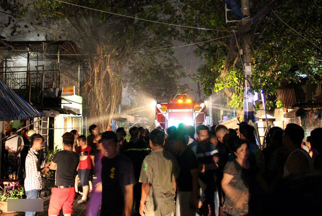 Hàng loạt căn nhà dọc kênh Đôi ở Sài Gòn bốc cháy giữa đêm