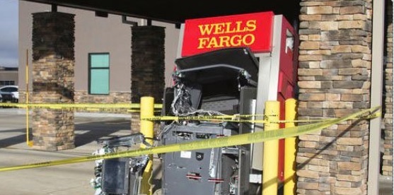 Người đàn ông đấm cây ATM lia lịa vì nhả ra… quá nhiều tiền