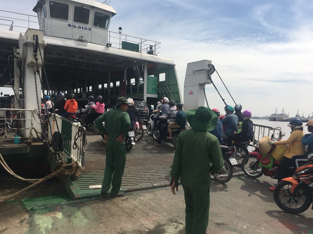 Dân Sài Gòn nườm nượp qua phà, ra bến xe chơi lễ