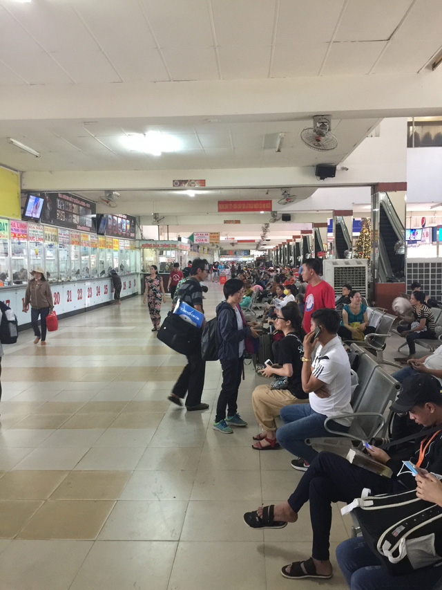 Dân Sài Gòn nườm nượp qua phà, ra bến xe chơi lễ