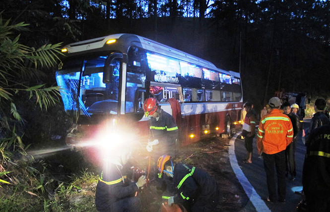 Xe giường nằm lao vào vách núi