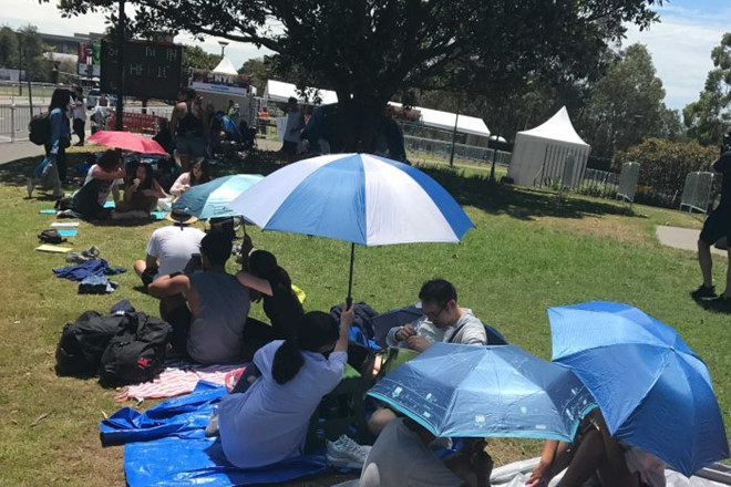 Du khách dựng lều, cắm trại qua đêm chờ xem pháo hoa