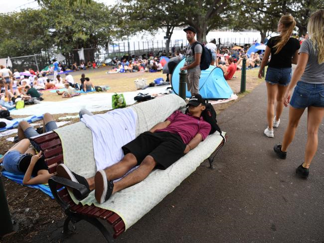 Du khách dựng lều, cắm trại qua đêm chờ xem pháo hoa