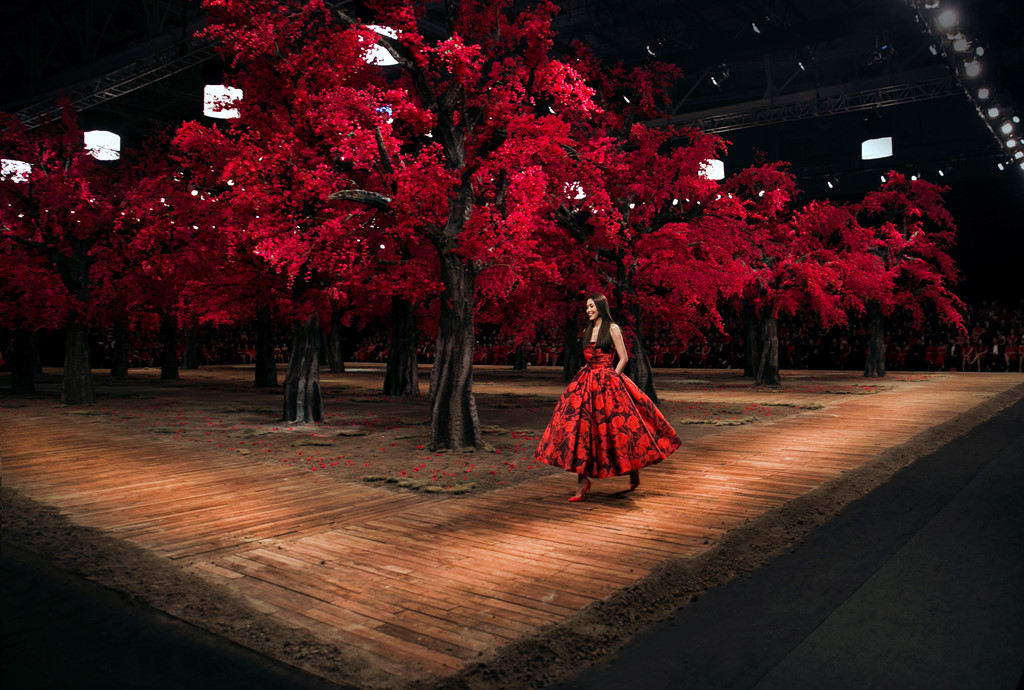 Tăng Thanh Hà mở màn show thời trang, tái xuất sau 4 năm rời showbiz