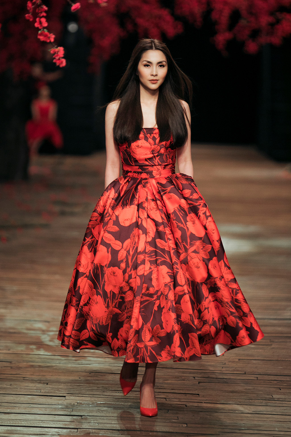 Tăng Thanh Hà mở màn show thời trang, tái xuất sau 4 năm rời showbiz