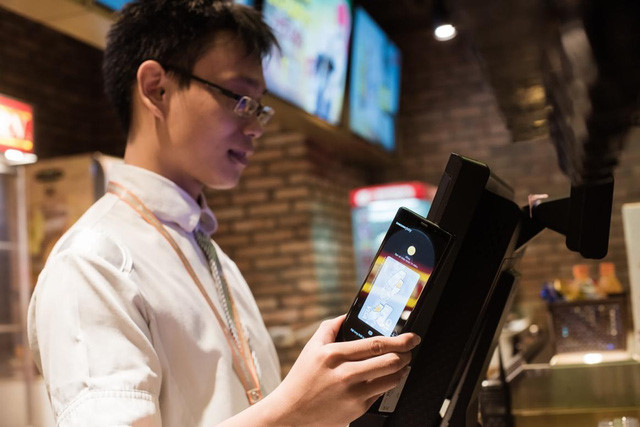 Việt Nam với những dấu hiệu ban đầu của xã hội không tiền mặt