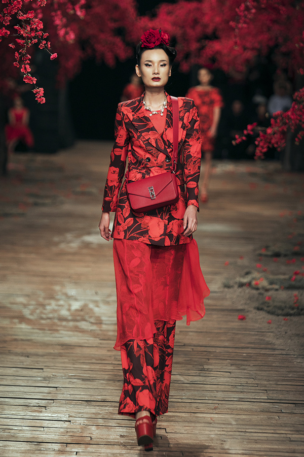 Lê Thúy bị tụt váy khi catwalk