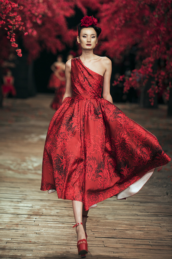 Lê Thúy bị tụt váy khi catwalk