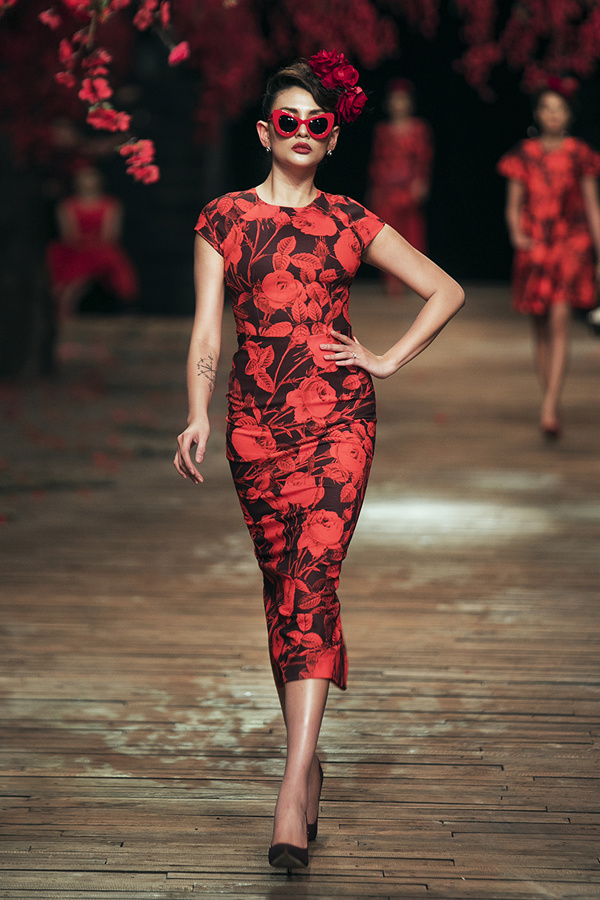 Lê Thúy bị tụt váy khi catwalk