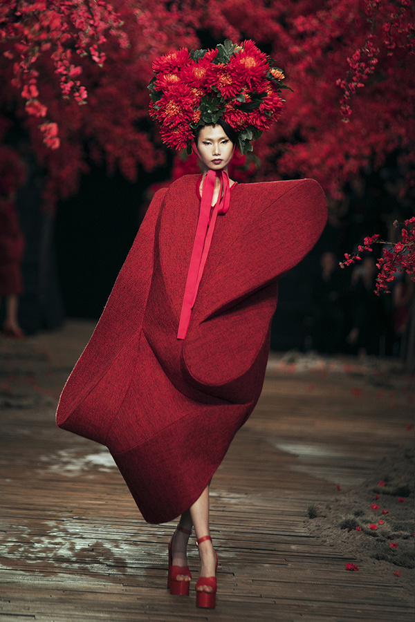 Lê Thúy bị tụt váy khi catwalk