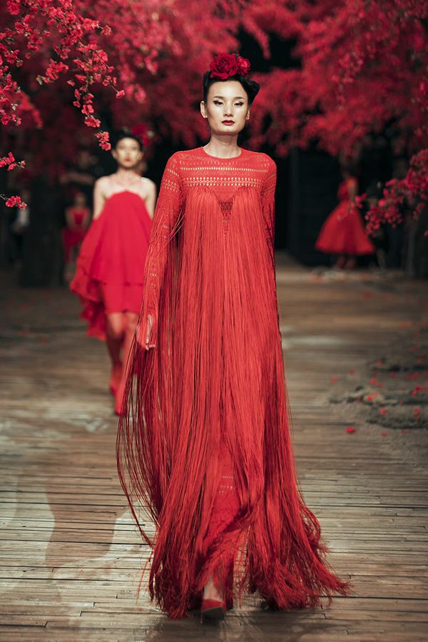 Lê Thúy bị tụt váy khi catwalk