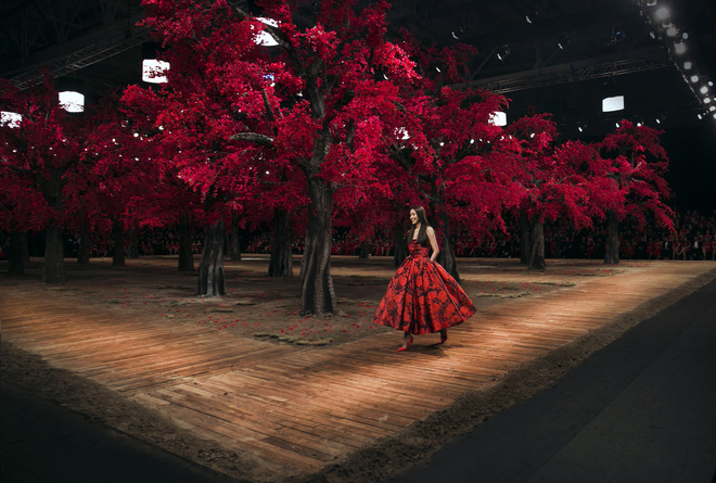 Louis Nguyễn tự hào với sự trở lại xuất thần trên sàn catwalk của Tăng Thanh Hà Louis Nguyễn tự hào với sự trở lại xuất thần trên sàn catwalk của Tăng Thanh Hà