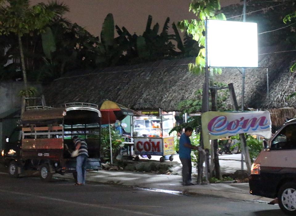 Nữ tiếp viên rụng rời phát hiện khách nam chết trong chòi cà phê