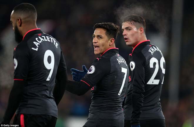 Sanchez nổi loạn: Phá nát phòng thay đồ Arsenal, Wilshere suýt tẩn vỡ mặt