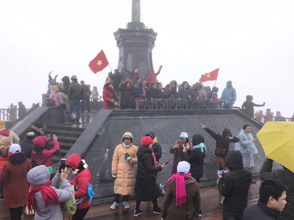 Sa Pa chìm trong biển người, 3 tiếng di chuyển được 30km