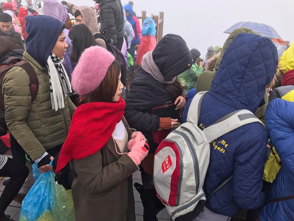 Sa Pa chìm trong biển người, 3 tiếng di chuyển được 30km