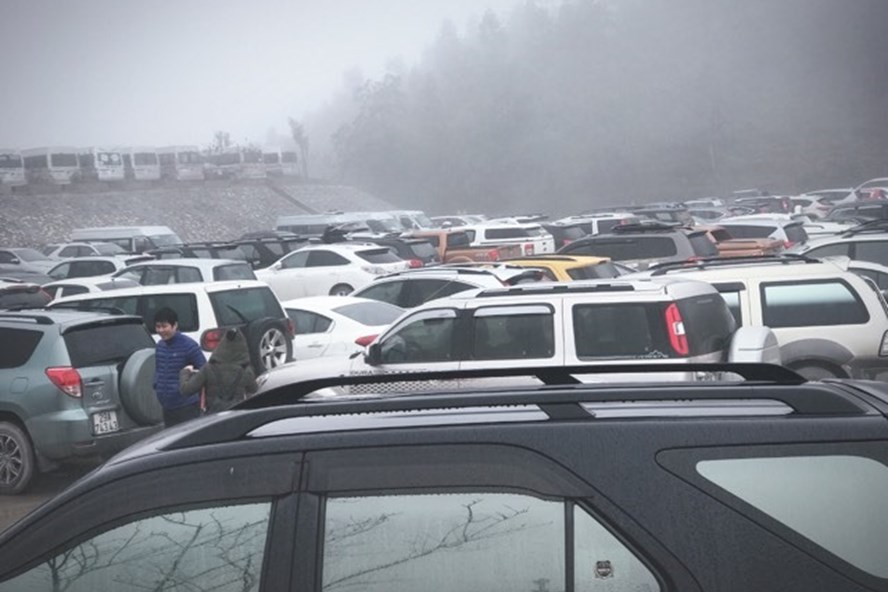 Sa Pa chìm trong biển người, 3 tiếng di chuyển được 30km