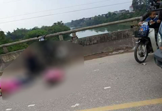 Va chạm với xe chở công nhân, 3 mẹ con thương vong